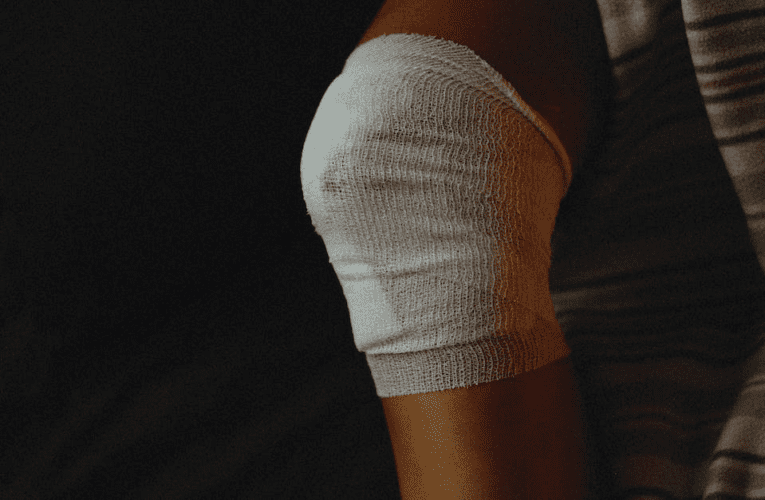 Skręcenie kolana a odszkodowanie ZUS – jak uzyskać należne świadczenia?